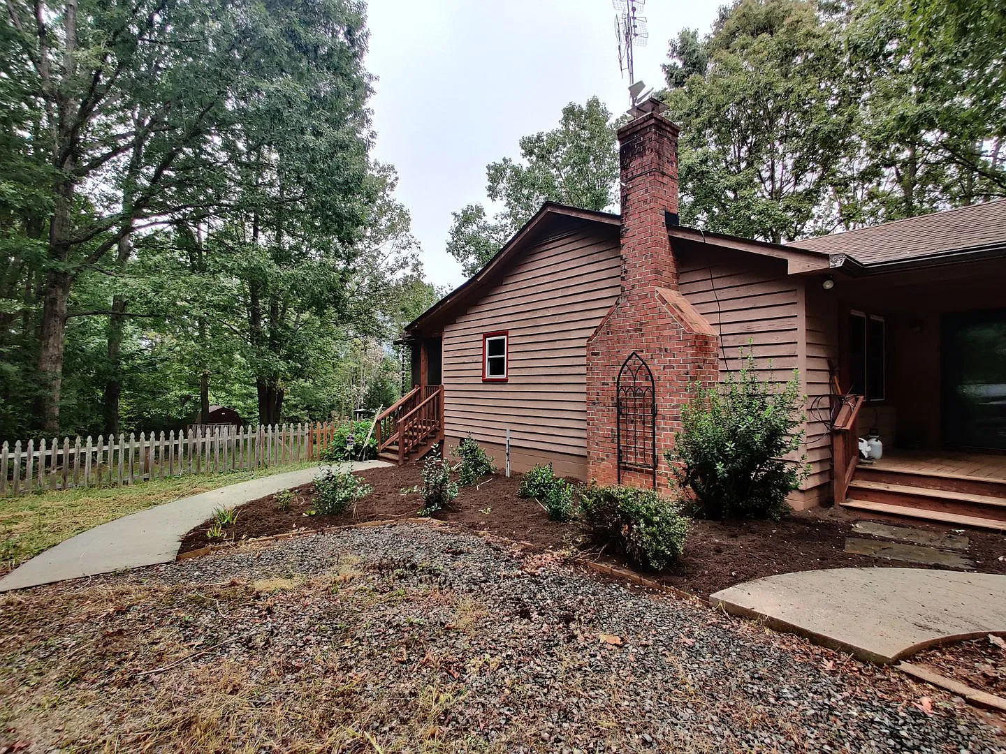 3 bedroom home on large lot — Photo 2