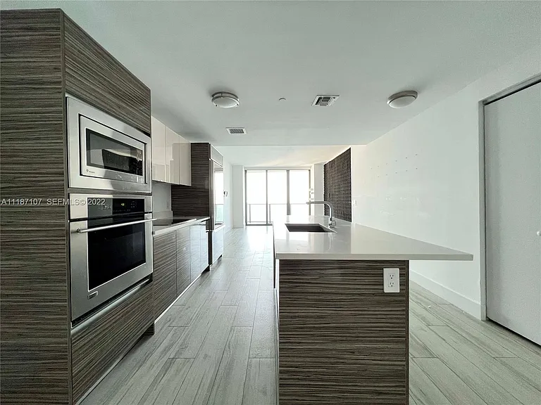 460 NE 28th St #1402 — Photo 1