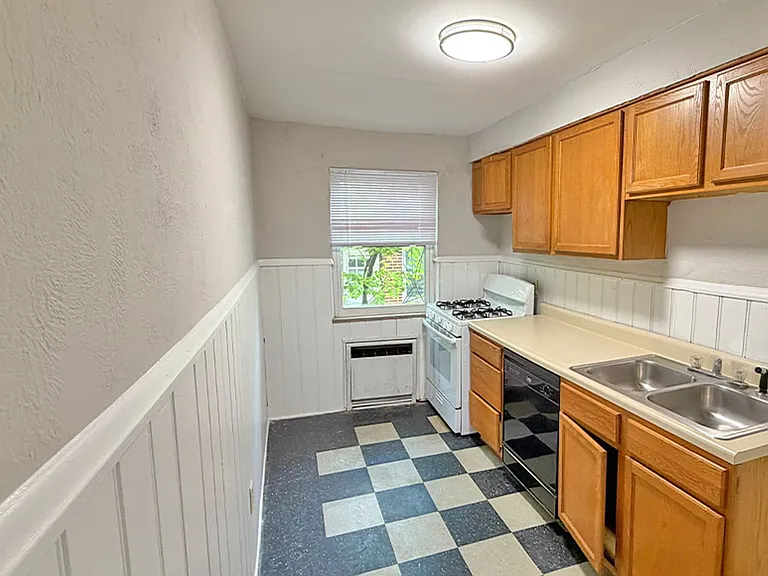 596 Lowell Ave — Photo 8