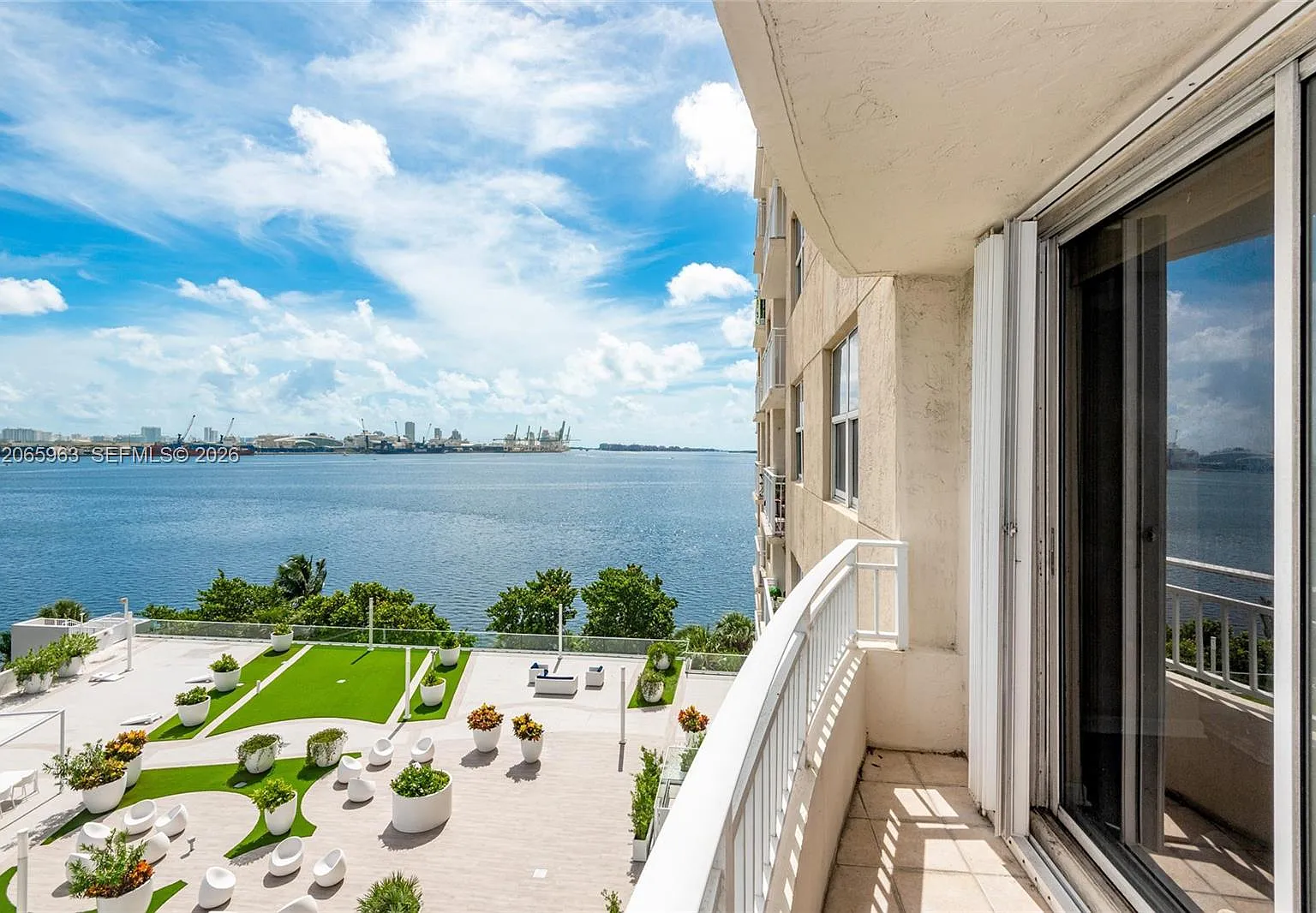 Isola Condo — Photo 2