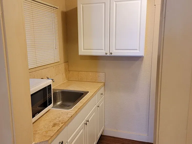 Avondale Apartments — Photo 21