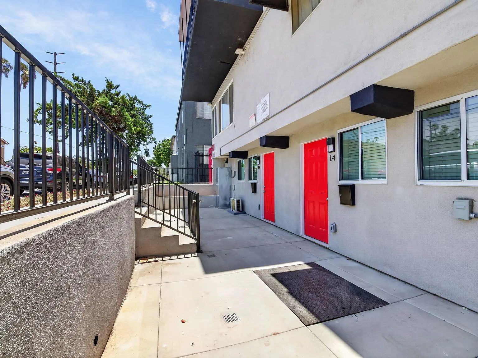 1121 Daisy Avenue — Photo 3