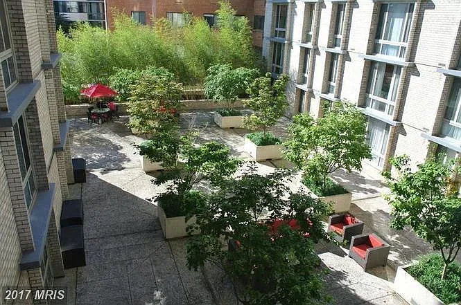 Courtyard w/ Grills