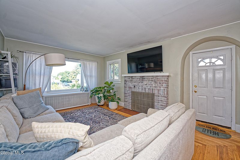 3rd image of 688 Hoosick Road