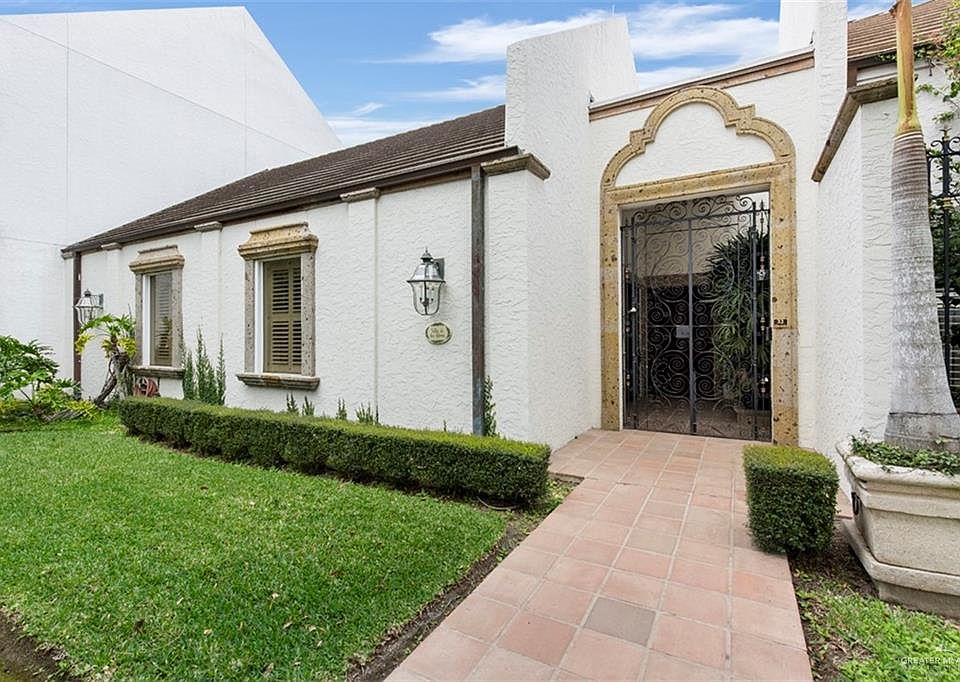1st image of 32 Villas Jardin Dr