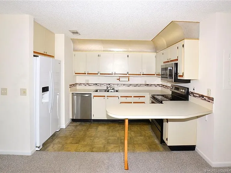 1999 NE Collins Cir #380 — Photo 5