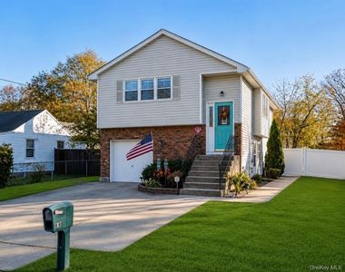 89 Woodycrest Drive, Farmingville, NY, 11738