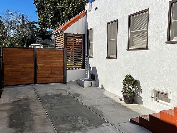 5th image of 1118 N El Molino Ave