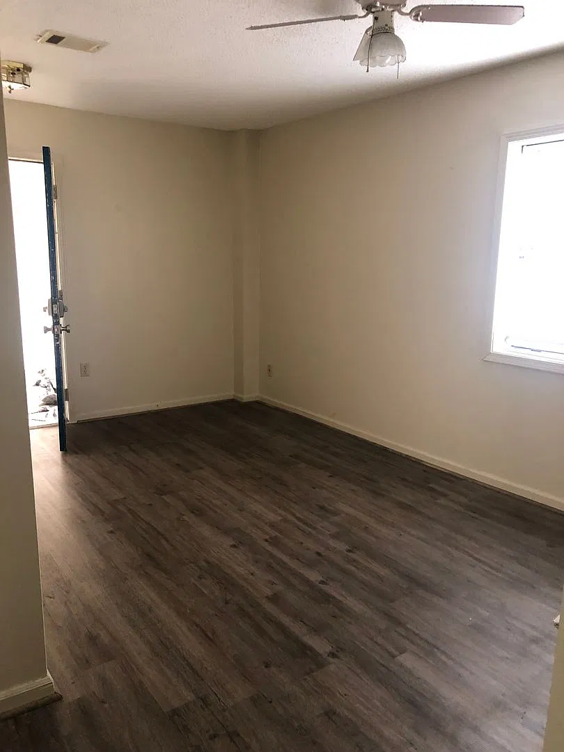 205 W Market Ave Downtown Convenience — Photo 3