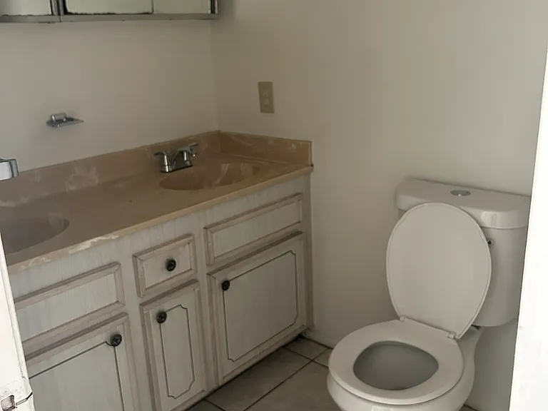 920 Palmhurst Dr — Photo 2