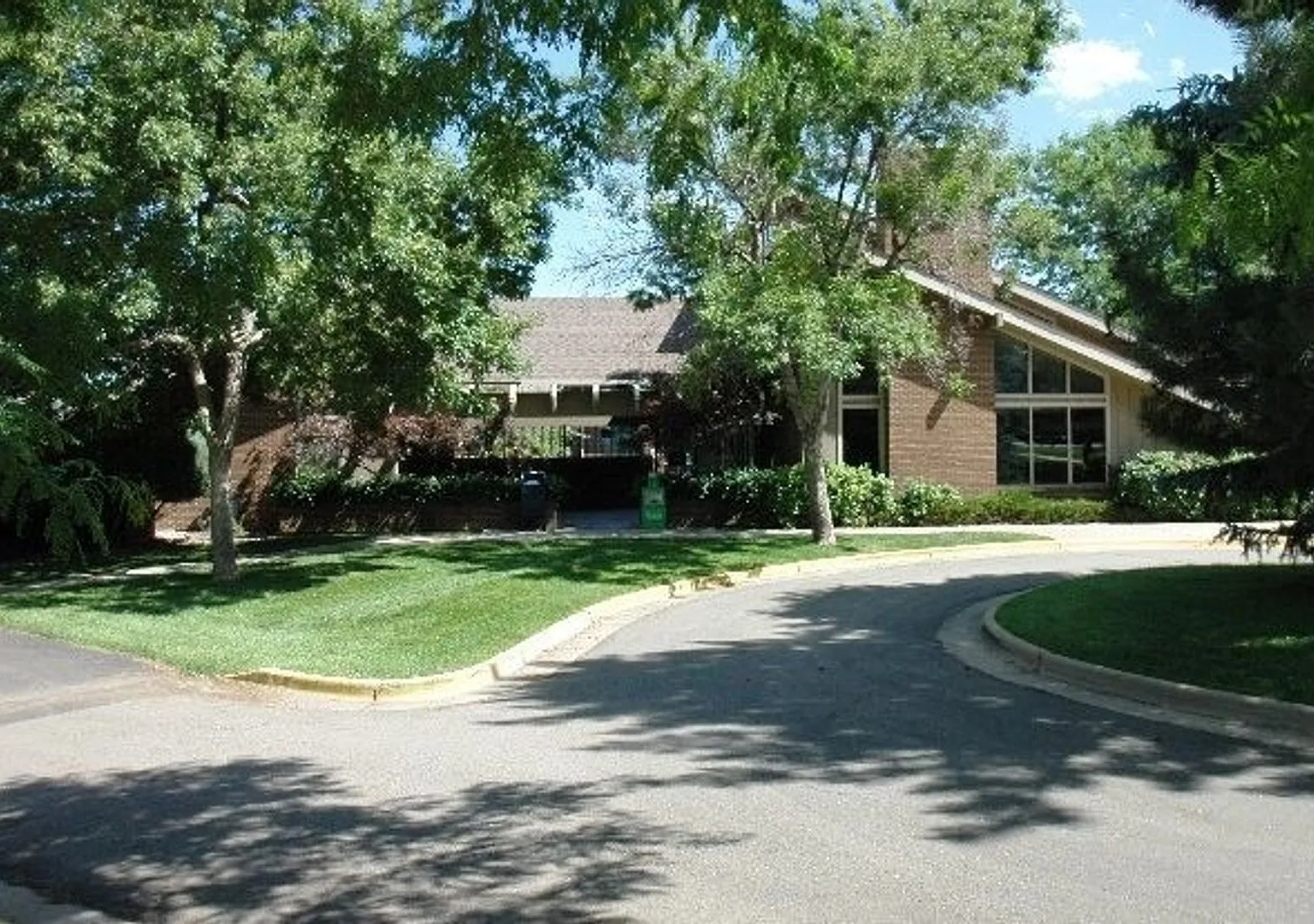 Two Bedroom Condo At Aspen Grove In North Boulder - Outdoor Pool & Year Round Hot Tub! — Photo 2