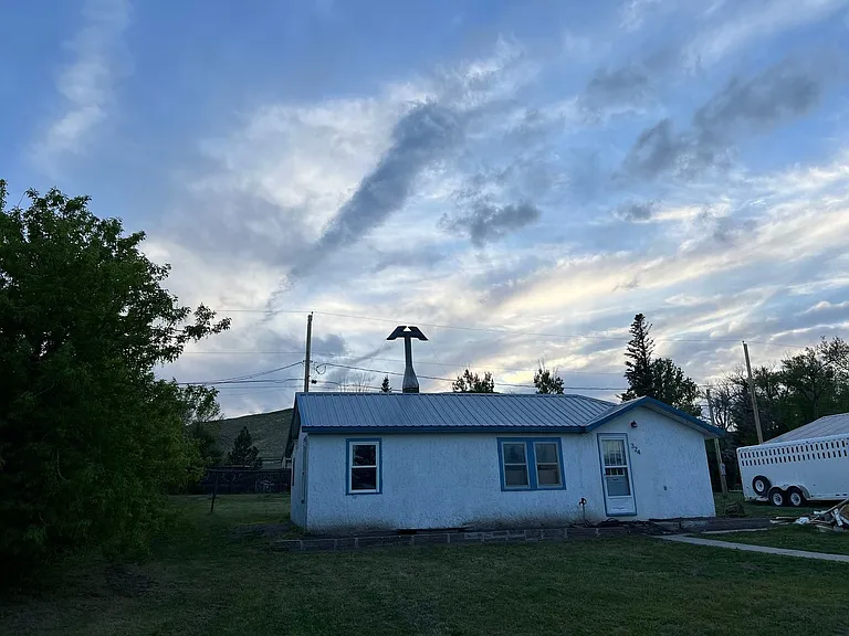 324 S Oil Ave — Photo 1