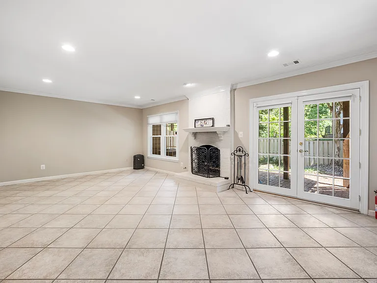 10186 Castlewood Ln — Photo 28