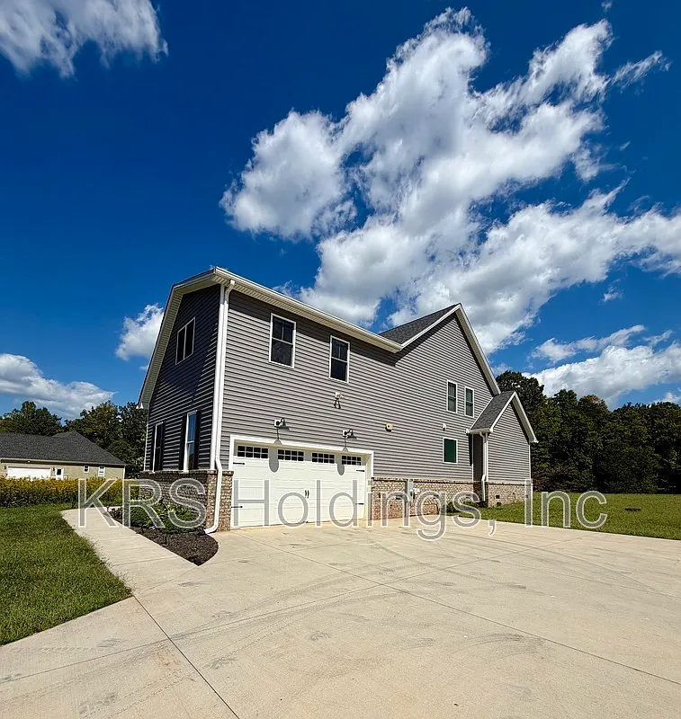4 bed, 4.0 bath, 3543 sqft, $2,950 — Photo 2
