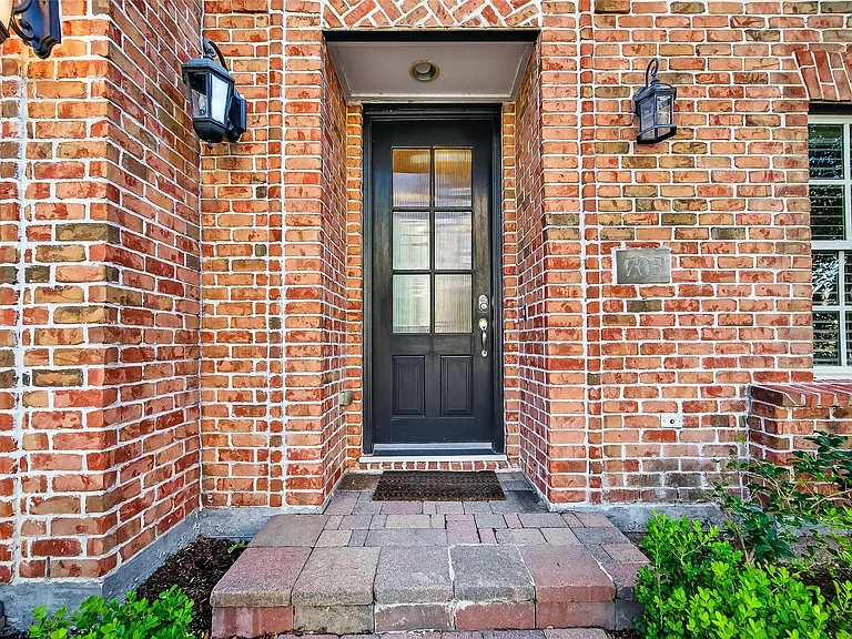 705 Delano St — Photo 9