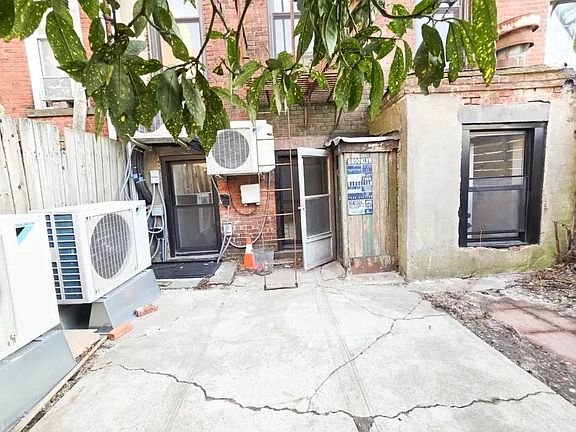 3rd image of 434 Vermont St Floor 1