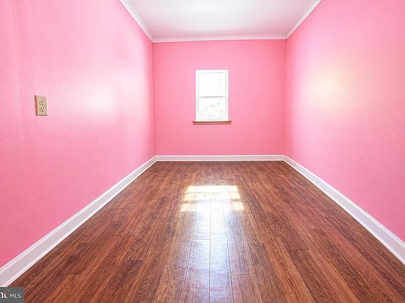 5th image of 255 Peacock St