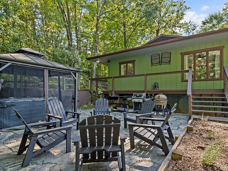 147 Laurel Ln — Photo 6