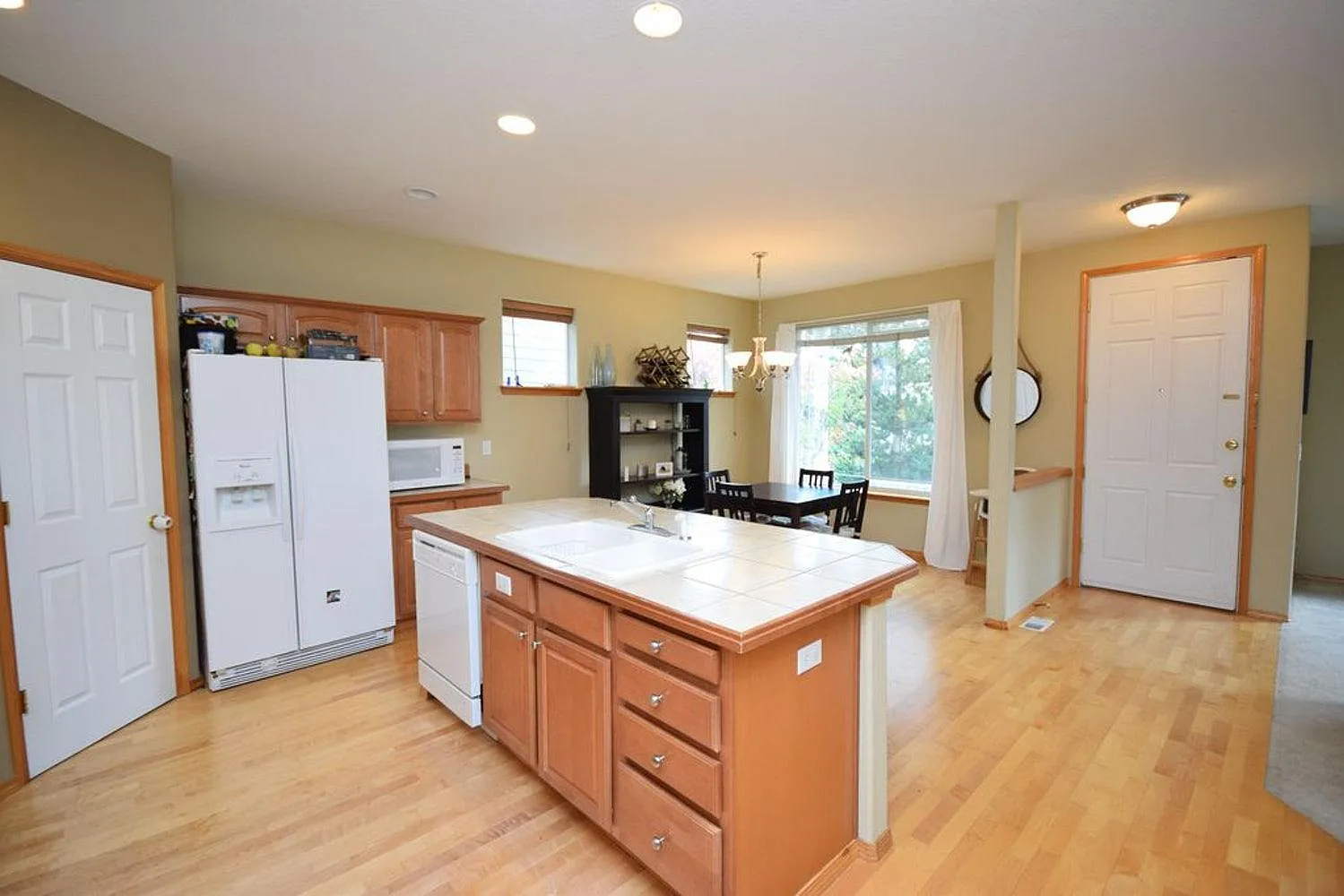 4 bed, 1934 sqft, $2,750 — Photo 3