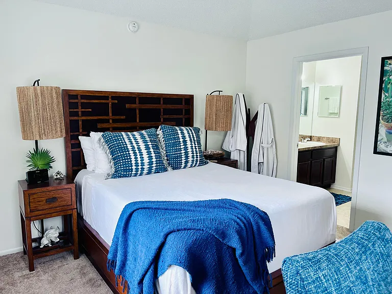 *Home is unfurnished*
*Prior tenant's furnishings*
Primary bedroom