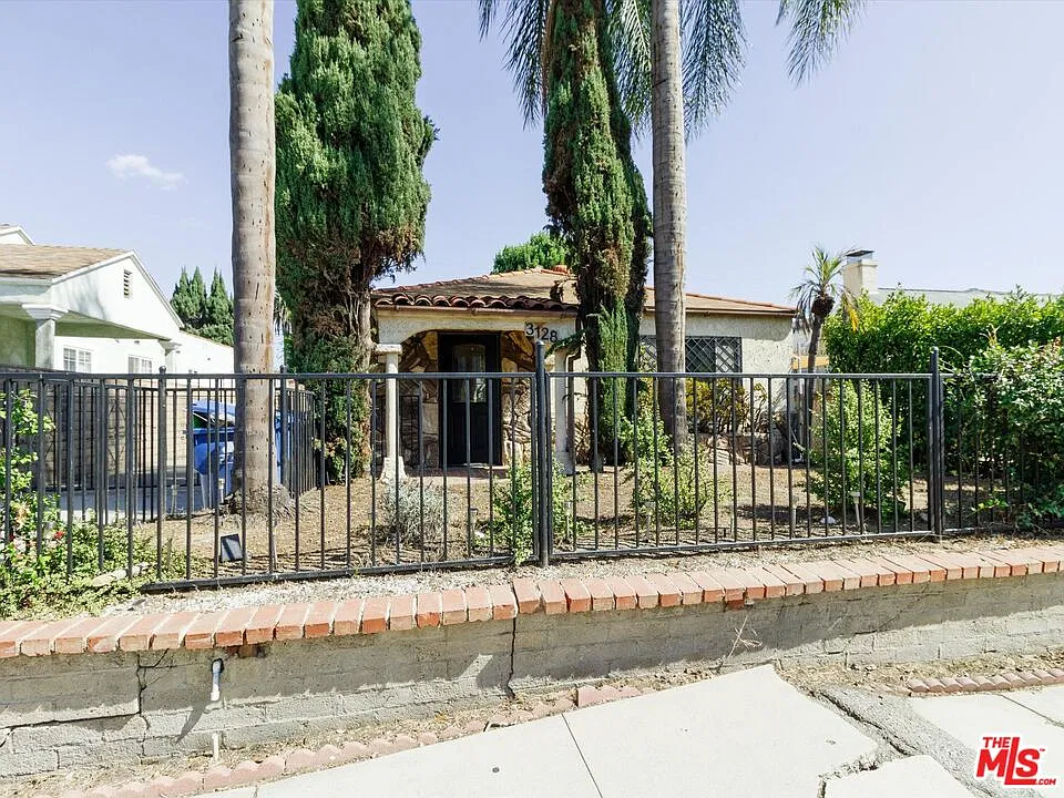 4 bed, 2.0 bath, 1600 sqft, $6,995 — Photo 3