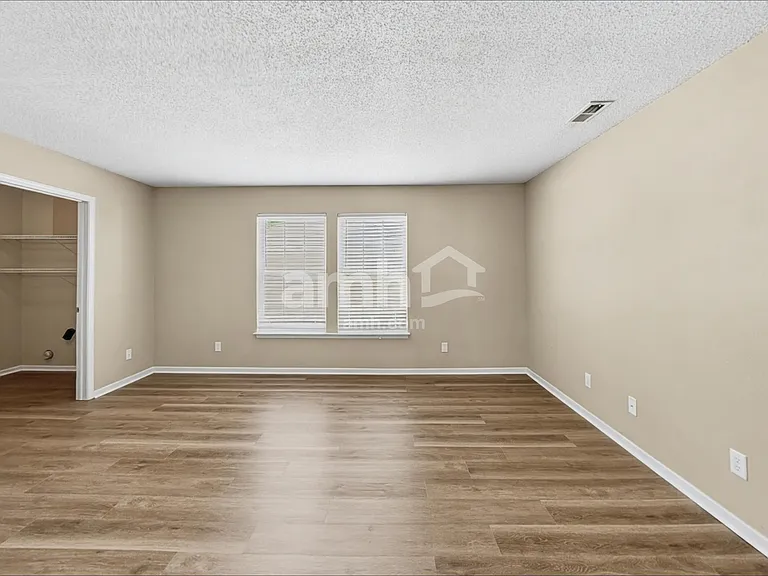 6804 Woodland Heights Dr — Photo 8