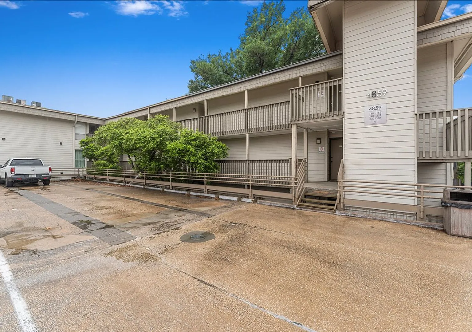 Updated Oak Lawn 1 Bed 1 Bath 665 Sqft Condominium Gated Community - Must See — Photo 1