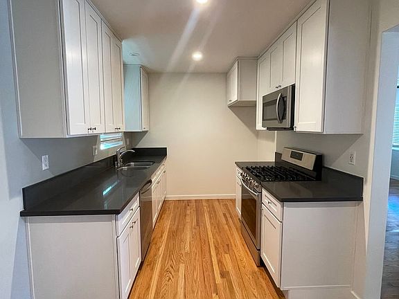 2nd image of 1445 E Maple St #B