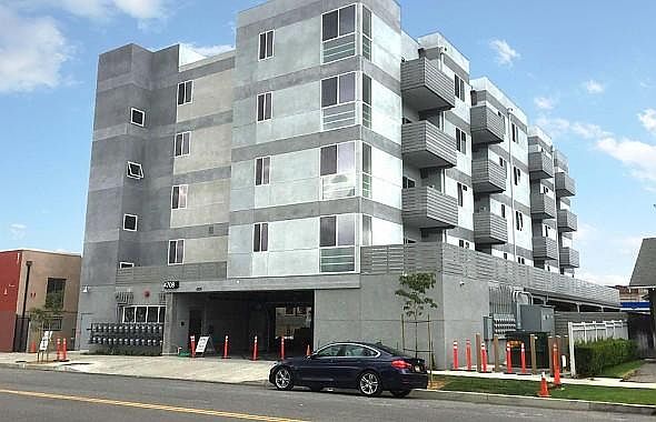 brand new building (built in 2016). Lots of street parking. Great walkability to cafes and restaurants.