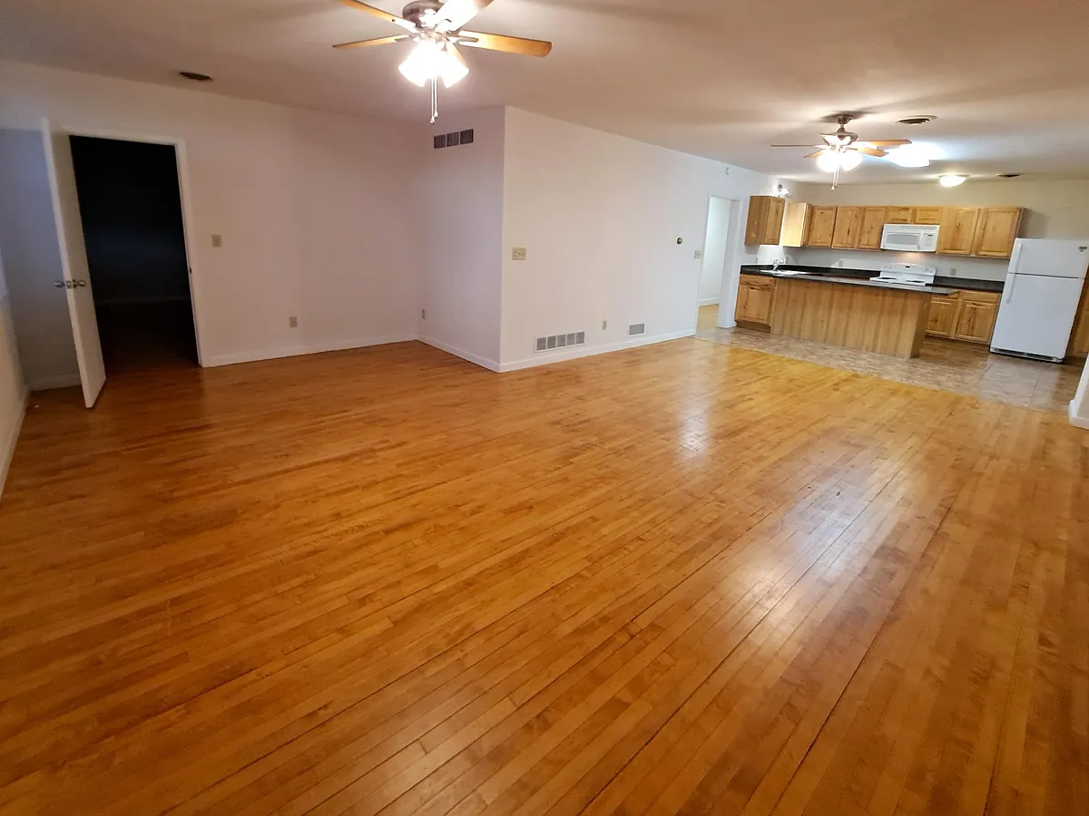 Building Photo - 103 E 5th St #3