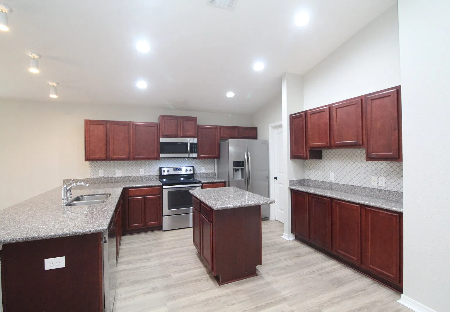 4 bed, 2.0 bath, 1719 sqft, $2,150 — Photo 4