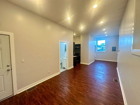 5th image of 2942 W Montrose Ave #2944-1