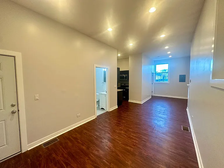 2942 W Montrose Ave #2944-1 — Photo 5