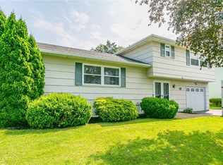 12 Readonna Ln, Penfield, NY 14526