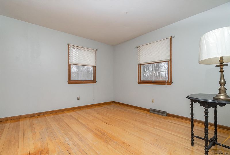 4th image of 14 OAK HILL Drive
