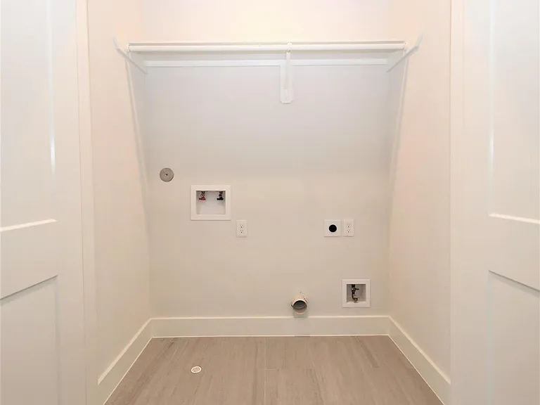 816 W 22nd St — Photo 19