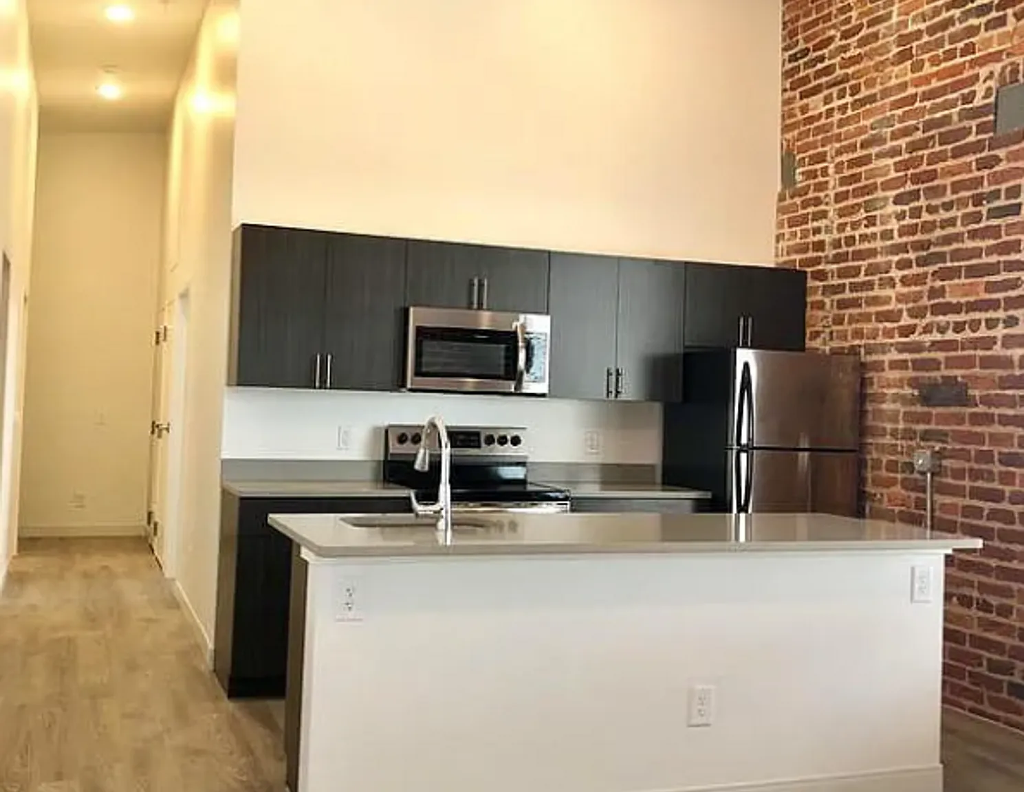 1 West Cary Apartments — Photo 1
