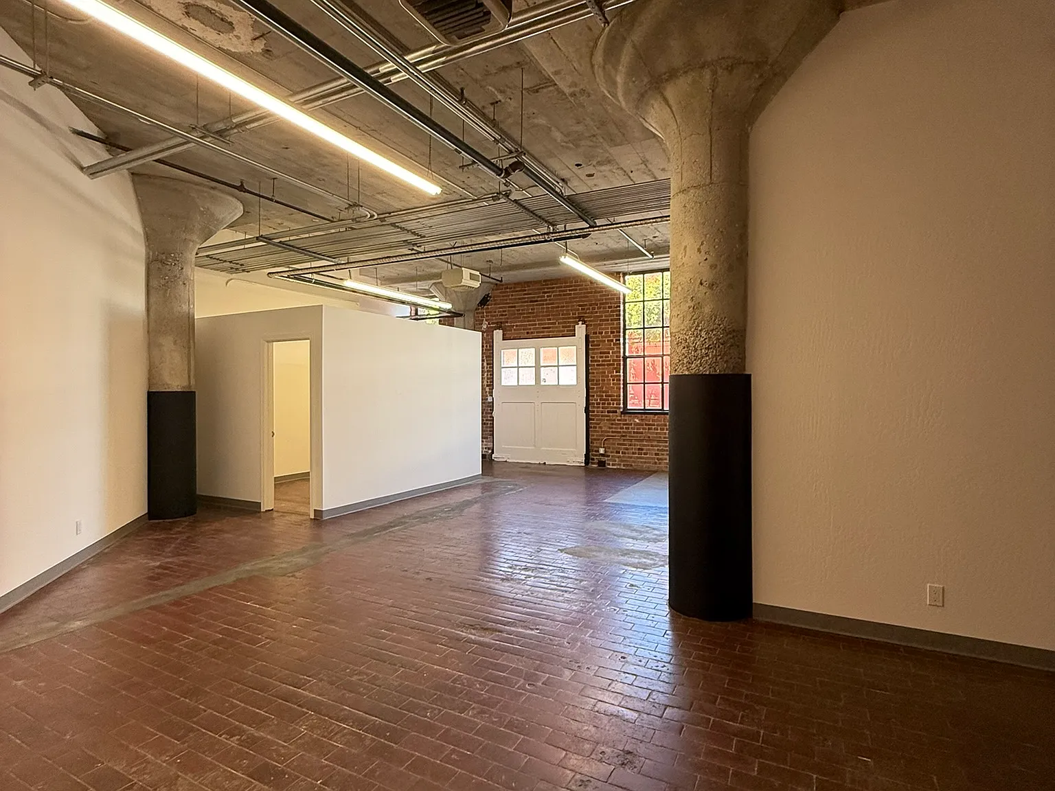 Studio, 950 sqft, $3,055 — Photo 2