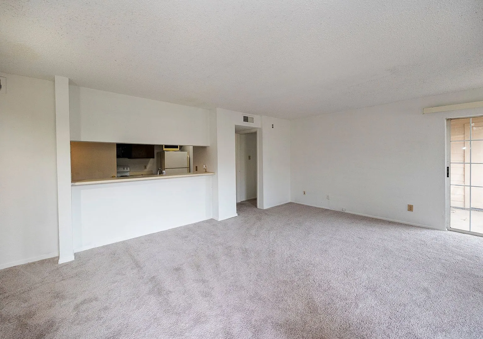 Cozy 1 Bed and 1 Bath (Ground Floor) Condo Features. Full-size Washer and Dryer connections. — Photo 3