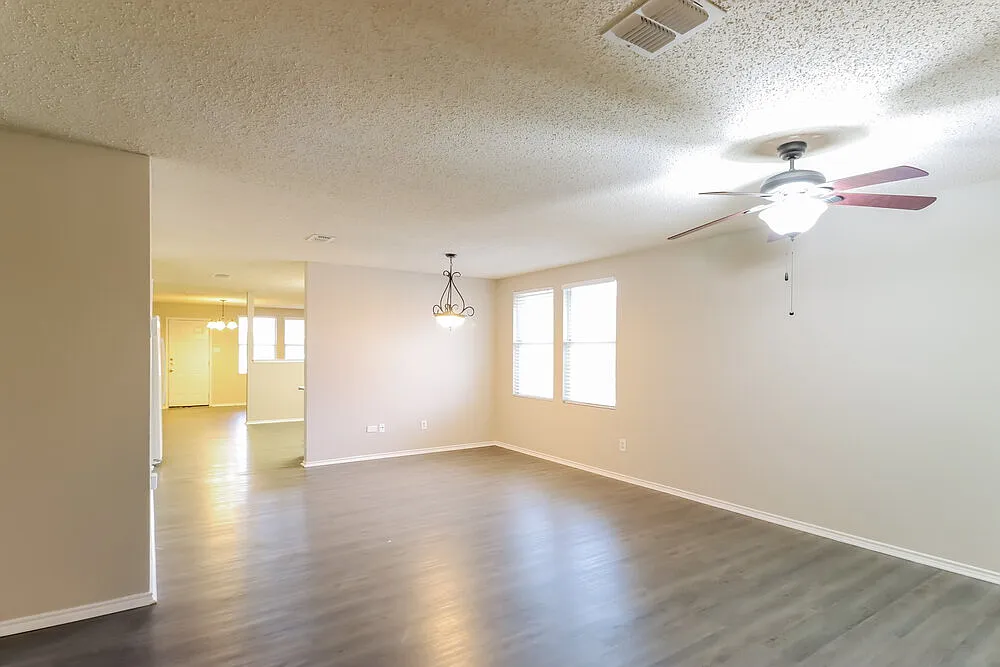 4 bed, 2.0 bath, 2113 sqft, $2,015 — Photo 4