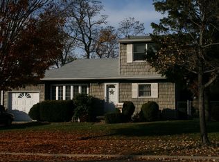 129 Fallwood Pkwy, Farmingdale, NY 11735