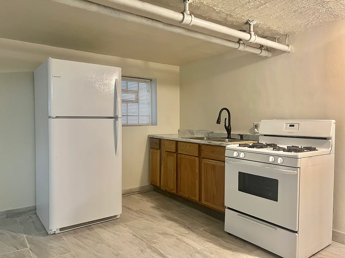 Kitchen - 2114 Ridgeland Ave #G