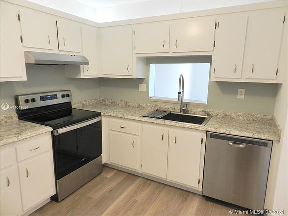 4th image of 2860 Somerset Dr APT 211K
