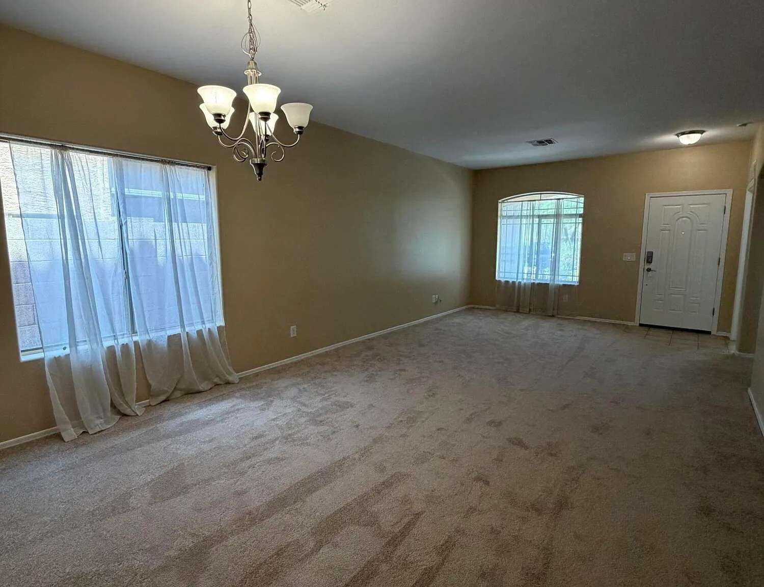 6 bed, 4.0 bath, 3712 sqft, $4,150 — Photo 3