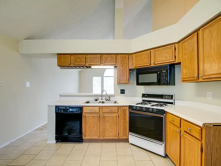 2104 Regency Dr — Photo 16