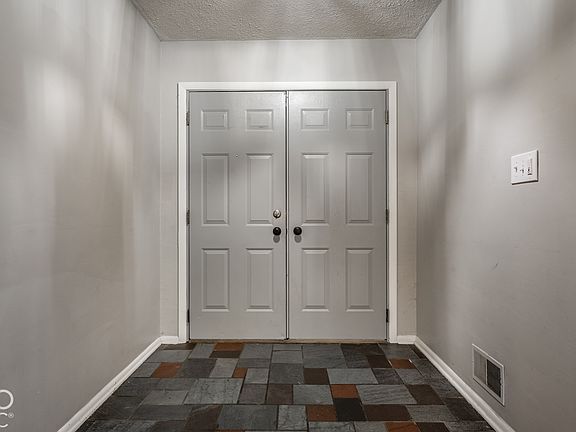 5th image of 560 Golf Ln