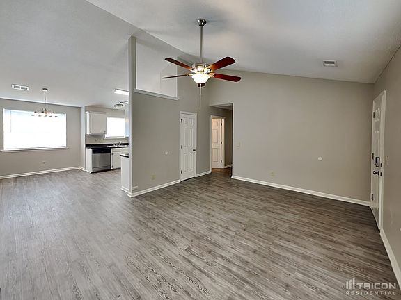 3rd image of 613 Rockhaven Dr