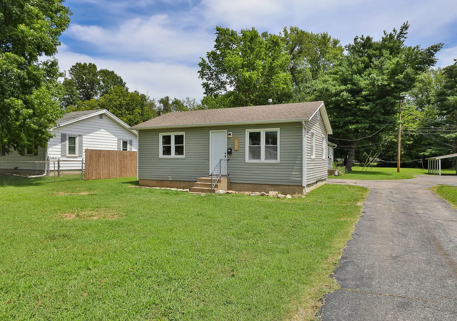 1 Bedroom | 1 Bathroom | House With Carport | Located On A Quiet Street| Lawn Care And Trash Incl... — Photo 2