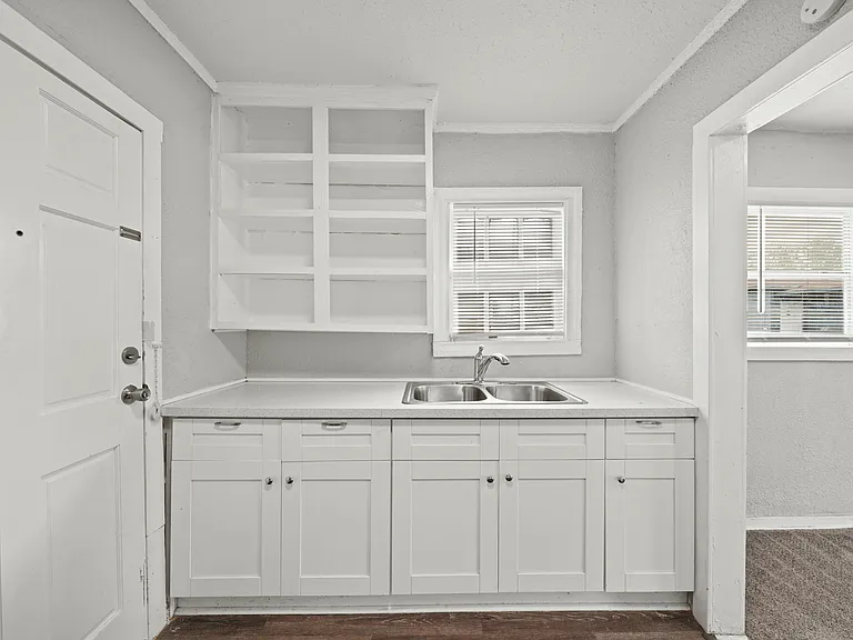 1721 W 5th St — Photo 10
