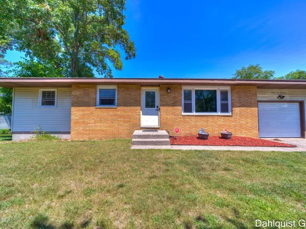 2134 Lincoln Park Dr, Muskegon, MI 49441